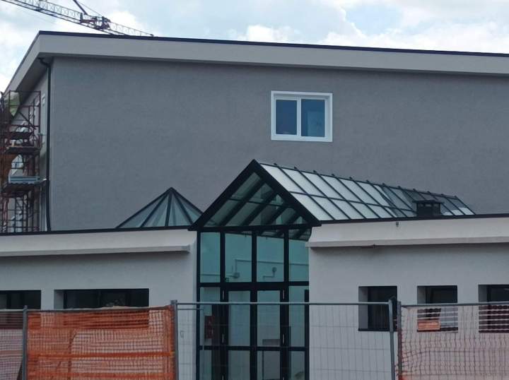 Verrière alu Schüco pour passage d'une école